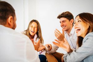 نکاتی که باید درباره رفتار با همسر در جمع بدانید
