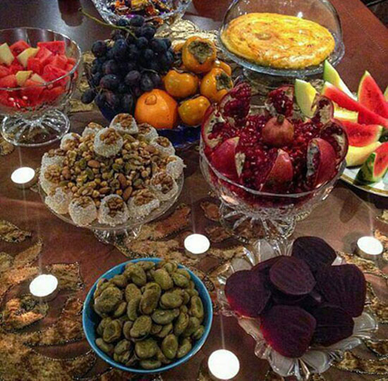 میز و سفره شب یلدا | عکس مدل چیدمان و تزیین سفره شب یلدا 1400 میز و سفره شب یلدا | عکس مدل چیدمان و تزیین سفره شب یلدا 1400