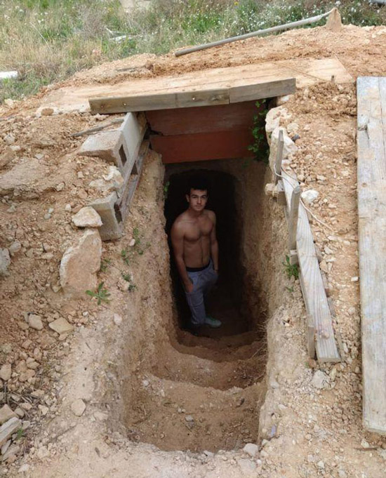 کندن غار زیر زمینی برای تخلیه عصبانیت توسط پسر نوجوان