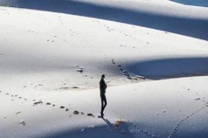 عکس های بسیار زیبا و دیدنی از بارش برف در دل کویر