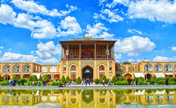 جاهای گردشگری اصفهان همراه با آدرس و عکس عمارت عالی قاپو