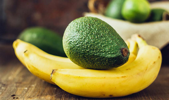 موز و آووکادو ، ترکیب طبیعی برای داشتن پاهای نرم و لطیف