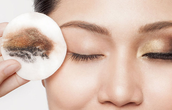 قبل از خواب آرایش خود را پاک کنید ، محافظت از چشم در مقابل آرایش