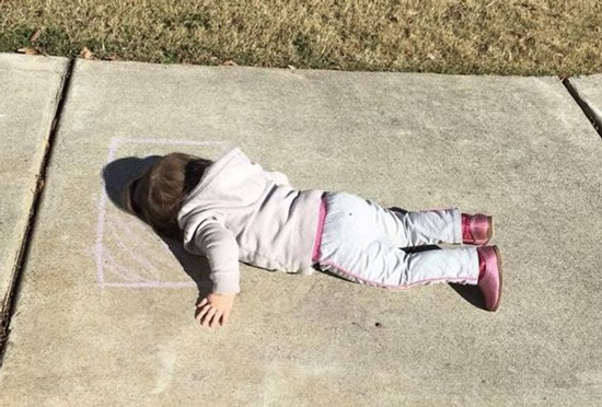 دختر بالشی در کف خیابان کشیده و روی آن خوابیده ، عکس های جالب و خنده دار از کارهای بچه ها