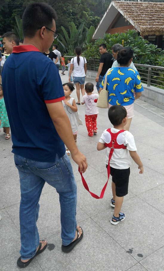 بستن بچه ها با طناب یا بند در چین