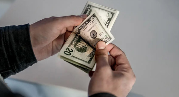 کارتتان را با خودتان بیرون نبرید ، چطور از بی پول شدن تا قبل از پایان ماه جلوگیری کنیم؟
