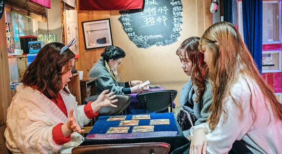 خیمه ها و دکه های فال و طالع بینی ، واقعیت های بسیار جالب در مورد کره جنوبی