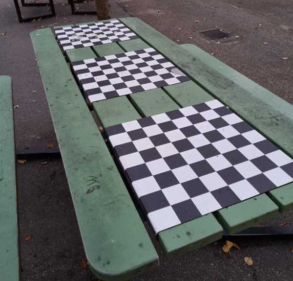 روی میزهای پارک ها، صفحه شطرنج وجود دارد