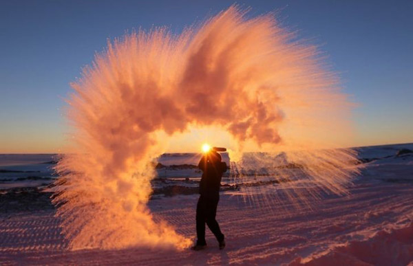 در قطب جنوب اگر آب داغ بریزید توی هوا یخ خواهد زد ، عکس های زیبا که باورشان کمی سخت است