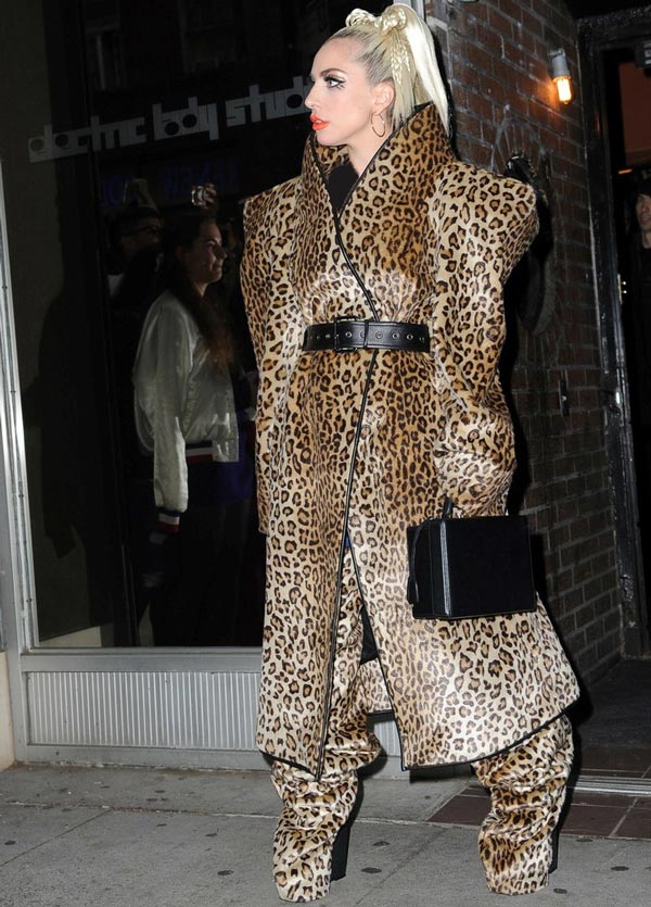 لباس پلنگی با چکمه های اوورسایز ، کفش های عجیب و غریب لیدی گاگا - Lady Gaga