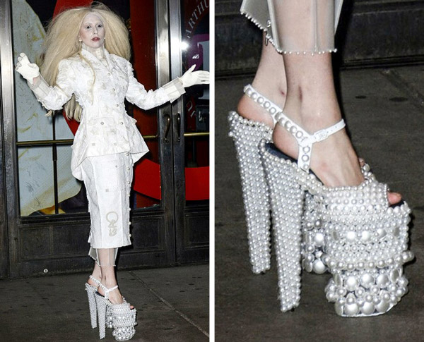 مراسم اهدای جایزه زن سال مجله گلامور ، کفش های عجیب و غریب لیدی گاگا - Lady Gaga