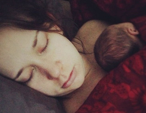 عکس اولین شبی که مادر، فرزندش را در آغوش کشیده و خوابیده