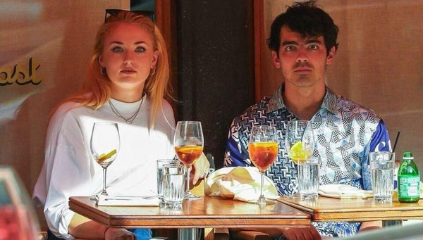 سوفی ترنر - Sophie Turner و جو جوناس - Joe Jonas ، رفتار عجیب بازیگران و سلبریتی ها در مقابل دوربین عکاسان