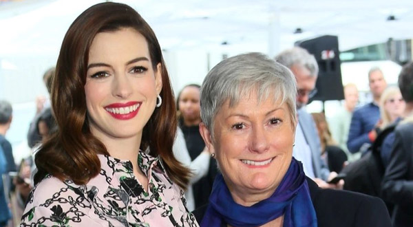 ان هتوی - Anne Hathaway با مادرش کیت مککولی هاتاوی