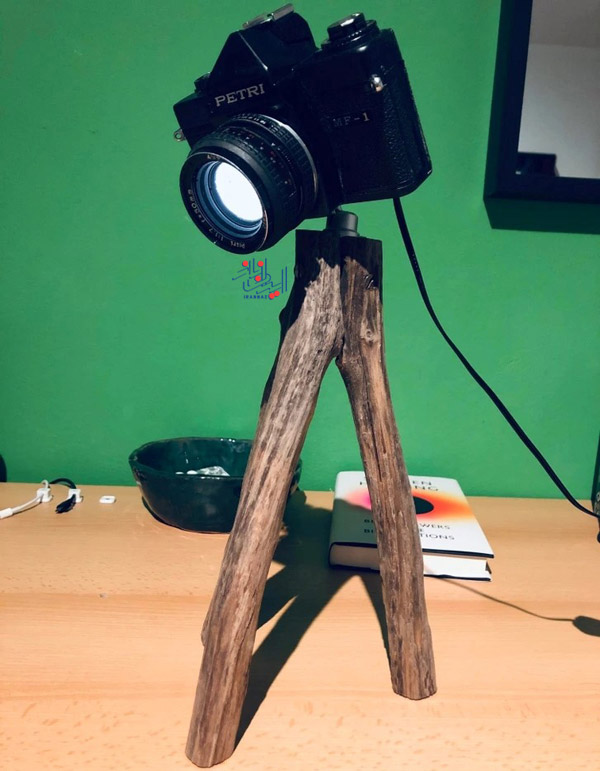 دوربین قدیمی، یک لامپ شکسته و مقداری چوب درست شده