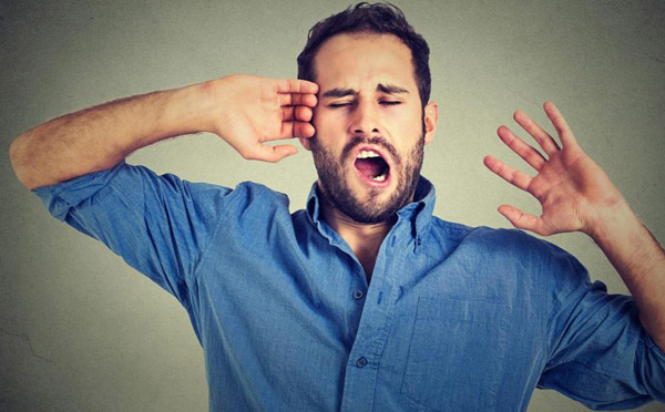 خمیازه بی وقفه ، مهمترین نشانه های عدم علاقه یک پسر به شما