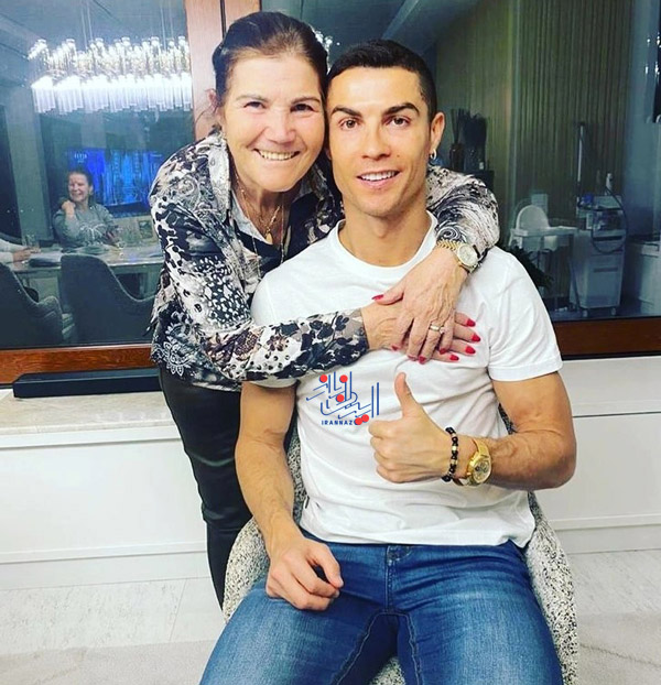 ستاره فوتبال و مادرش