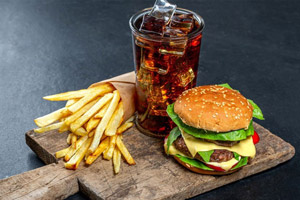 چگونه فست فود بخوریم که چاق نشویم؟
