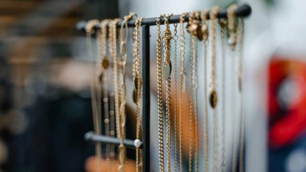 گردنبندهای خود را به درستی آویزان کنید ، روش های نگهداری از زیورآلات و اکسسوری ها