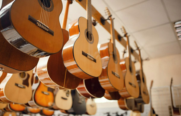 گیتار یاماها بهتر است یا الحمبرا؟ کدام را بخریم؟