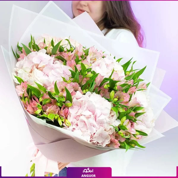 گل رز سفید و آلسترومریا یک دسته گل عروس معنادار