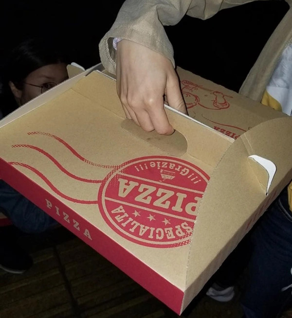 جعبه های پیتزا در ژاپن دسته دار هستند