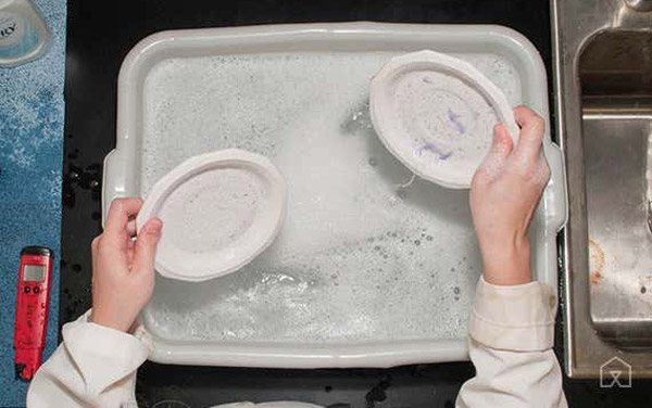 یک ظرف از آب و مایع ظرفشویی درست کنید ، وقتی حس و حال شستن ظرف را نداریم چه کنیم؟