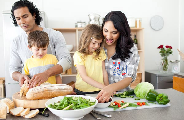 غذا پختن و خوردن با یکدیگر ، فعالیت های سرگرم کننده برای بچه ها در آخر هفته ها