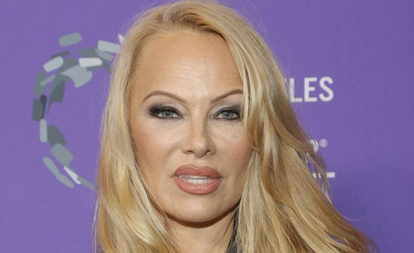 ظاهر طبیعی و بدون آرایش پاملا آندرسون - Pamela Anderson ، ظاهر بدون آرایش هنرمند هالییود در هفته مُد پاریس