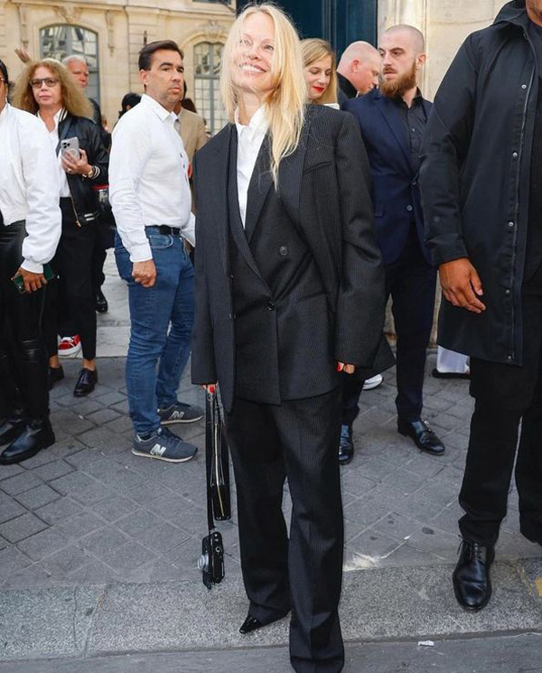 پاملا آندرسون - Pamela Anderson یک الگوی واقعی ، ظاهر بدون آرایش هنرمند هالییود در هفته مُد پاریس