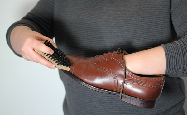 استفاده از یرس نرم برای تمیز کردن کفش چرم ، راه و روش های نگهداری مناسب از کفش های چرم