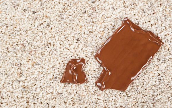 چگونه لکه شکلات را از روی فرش پاک کنیم؟