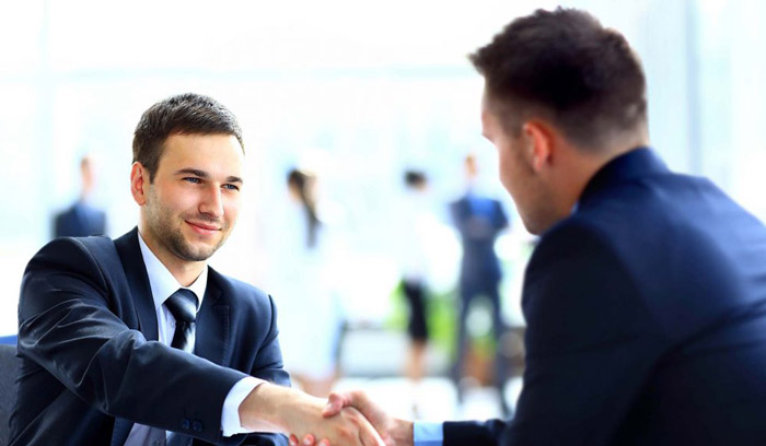 به درستی تماس چشمی برقرار کنید
