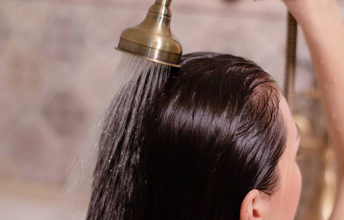 از آب ولرم برای شستن موهای خود استفاده کنید ، قوانین طلایی مراقبت از مو در هوای سرد زمستان