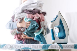 چطور بدون اتو کردن، چروک لباس را از بین ببریم؟