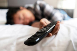 هنگام تماشای فیلم، چرا نباید جلوی تلویزیون خوابید؟