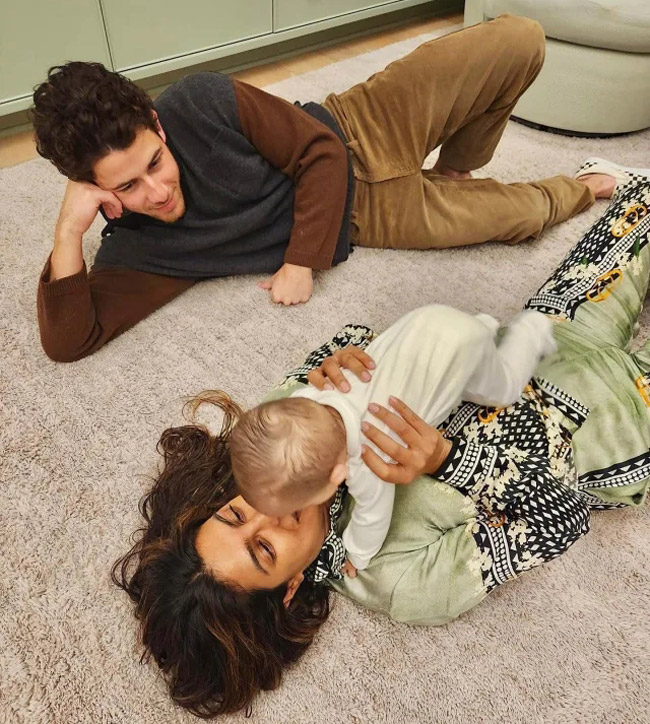 پریانکا چوپرا - Priyanka Chopra و نیک جوناس - Nick Jonas به همراه دخترشان