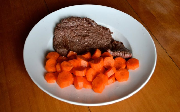 هویج خام هر شب در کنار گوشت کبابی، یا جگر، یا استیک می خورد