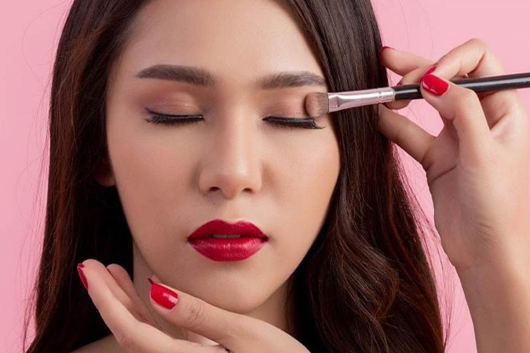 روش استفاده از لوازم آرایش برای چشم های حساس