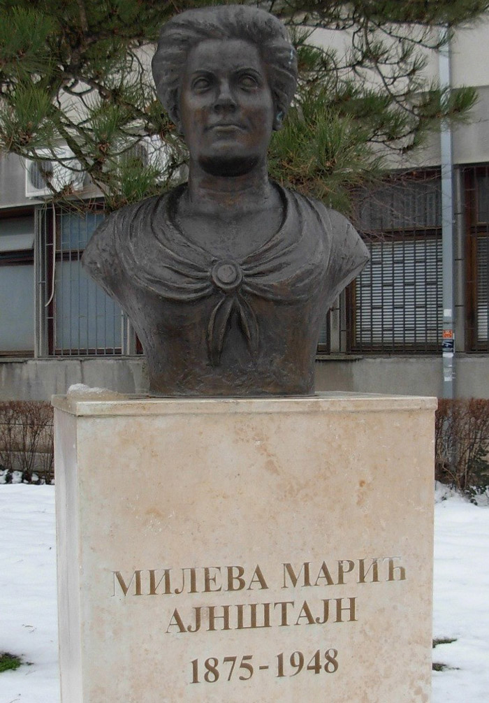 مجسمه میلوا ماریچ - Mileva Marić ، آنها با هم کار کردند اما فقط انیشتین به رسمیت شناخته شد