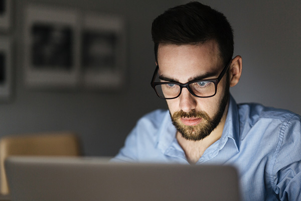 مزایای عینک بلوکنترل چیست و چرا باید از آن استفاده کنیم؟