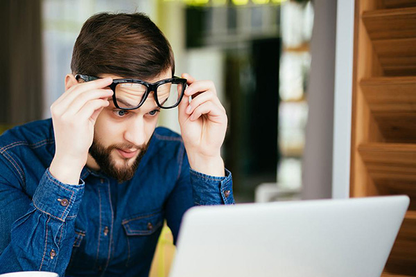 استفاده کردن از عینک بلوکنترل برای چه افرادی مناسب است؟