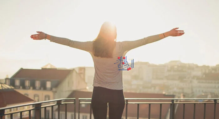 در بالکن قدم بزنید