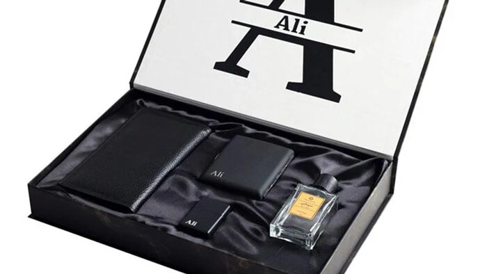 پک هدیه مردانه لوکاس شامل عطر و کیف جیبی هدیه ای اقتصادی برای داماد است.