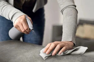 از بین بردن لکه روی مبل مخمل در 3 گام ساده