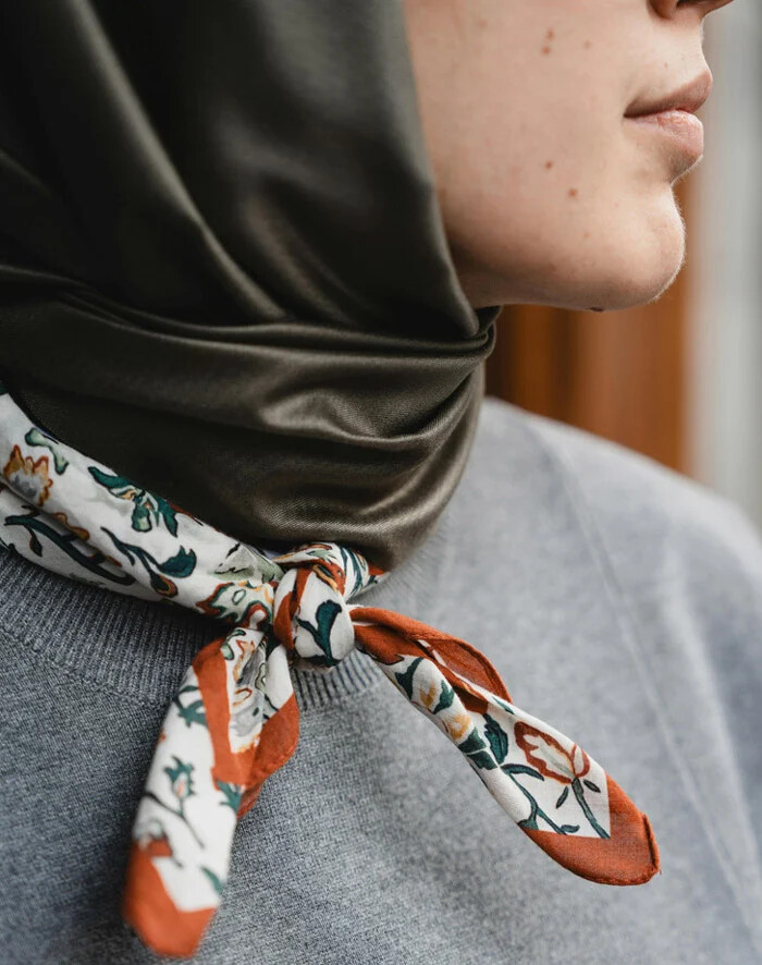از آن به عنوان یک اکسسوری گردن استفاده کنید ، باید و نبایدهای استایل کردن با شال و روسری