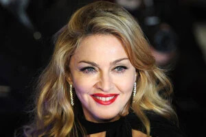 حرکت بسیار عجیب مدونا (Madonna) مقابل دوربین!