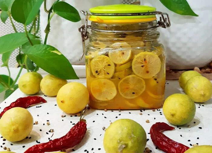 فلفل قرمز با برش های لیمو ، نوشیدنی های صبحگاهی برای چربی سوزی بدن