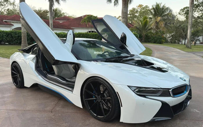 بی ام و i8