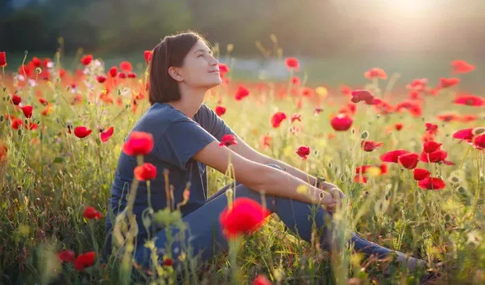 شاید به دنبال تنهایی است ، چرا ما آقایان باید از سکوت خانم ها نگران شویم؟!!
